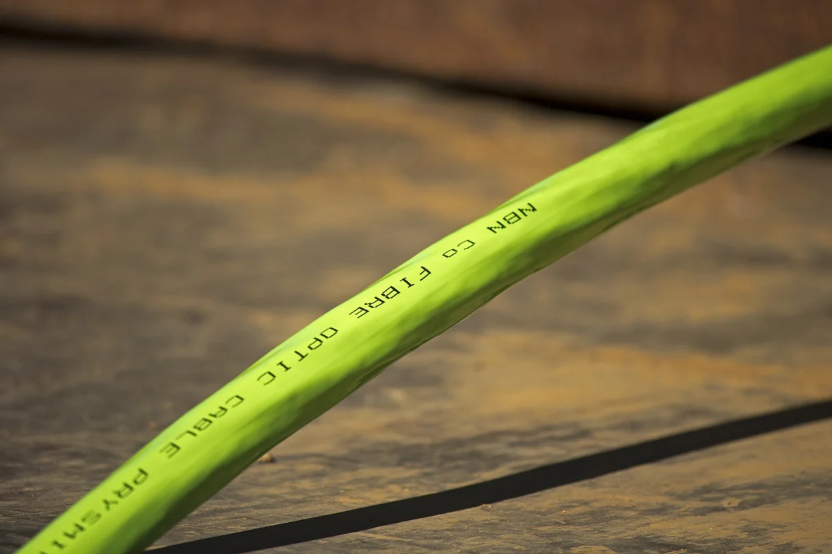 Câble à fibre optique vert posé sur une surface en bois
