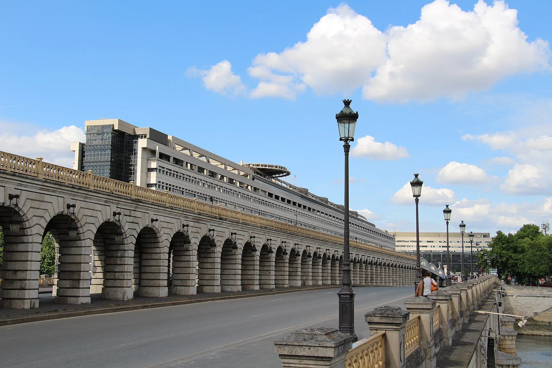 Bâtiment du ministère de l'Économie et des Finances à Bercy, Paris, avec ses arches au bord de la Seine