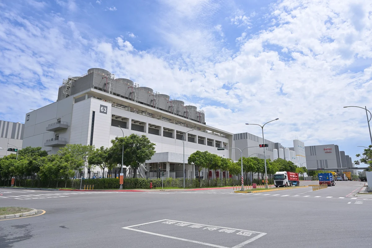 Bâtiments blancs de l'usine Fab 18 de TSMC à Tainan, avec une route et des camions au premier plan