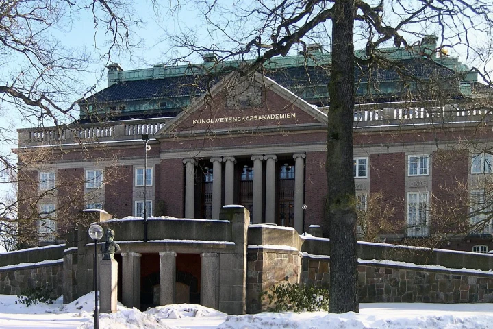 Façade en brique de l'Académie royale des sciences de Suède à Stockholm, en hiver