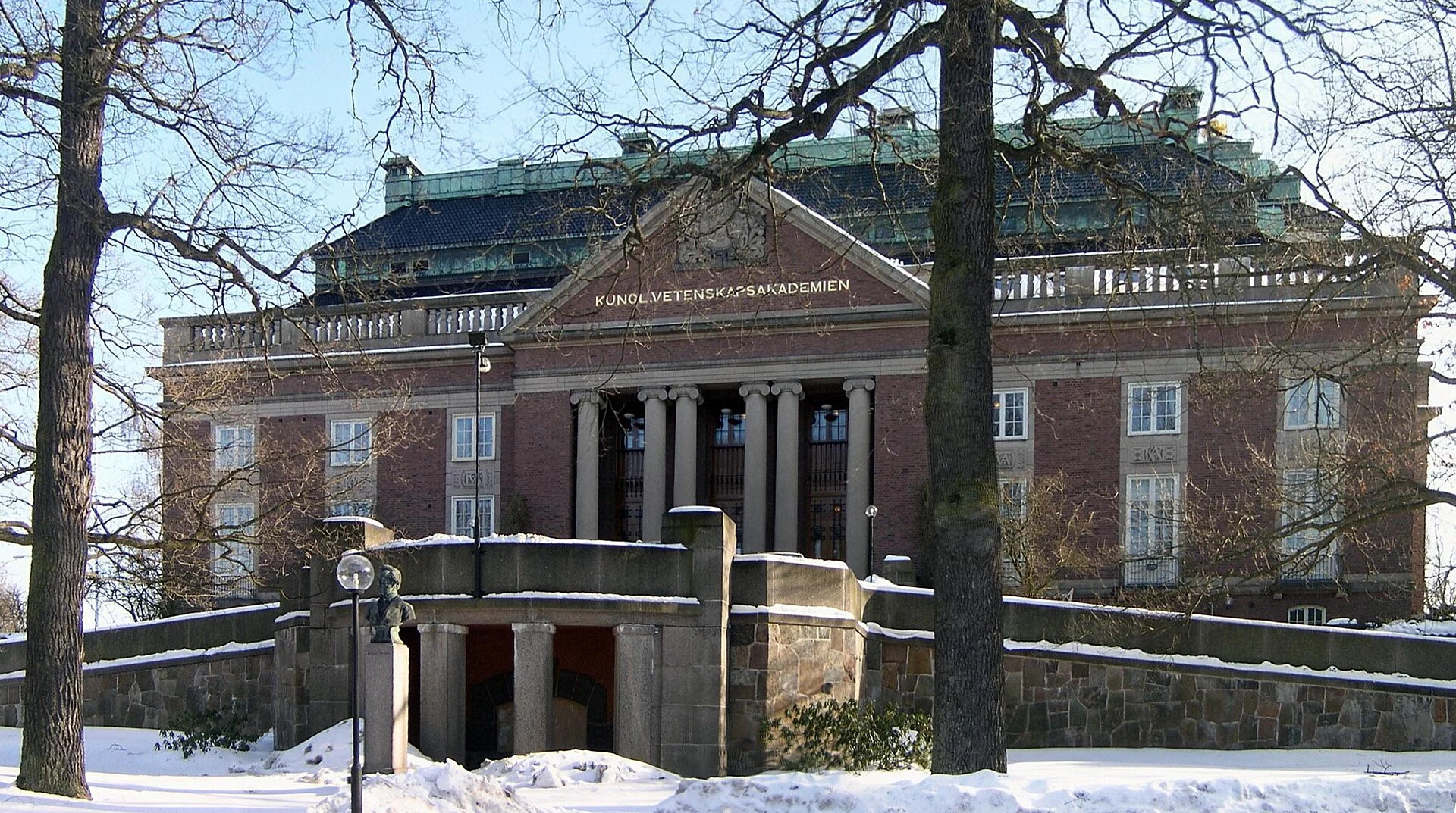 Façade en brique de l'Académie royale des sciences de Suède à Stockholm, en hiver