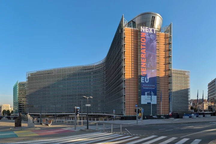 Façade incurvée du bâtiment Berlaymont, siège de la Commission européenne, sous un ciel bleu