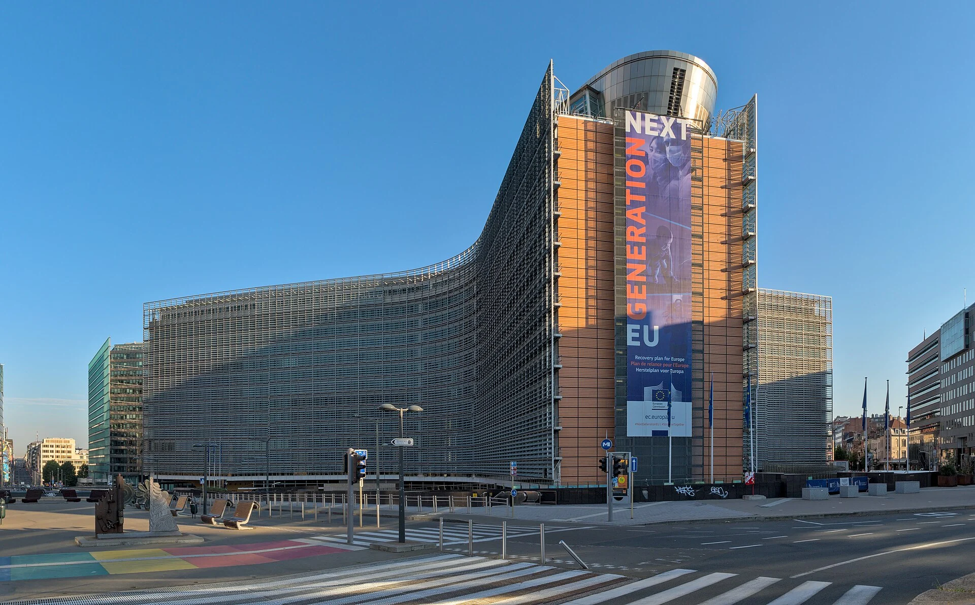 Façade incurvée du bâtiment Berlaymont, siège de la Commission européenne, sous un ciel bleu