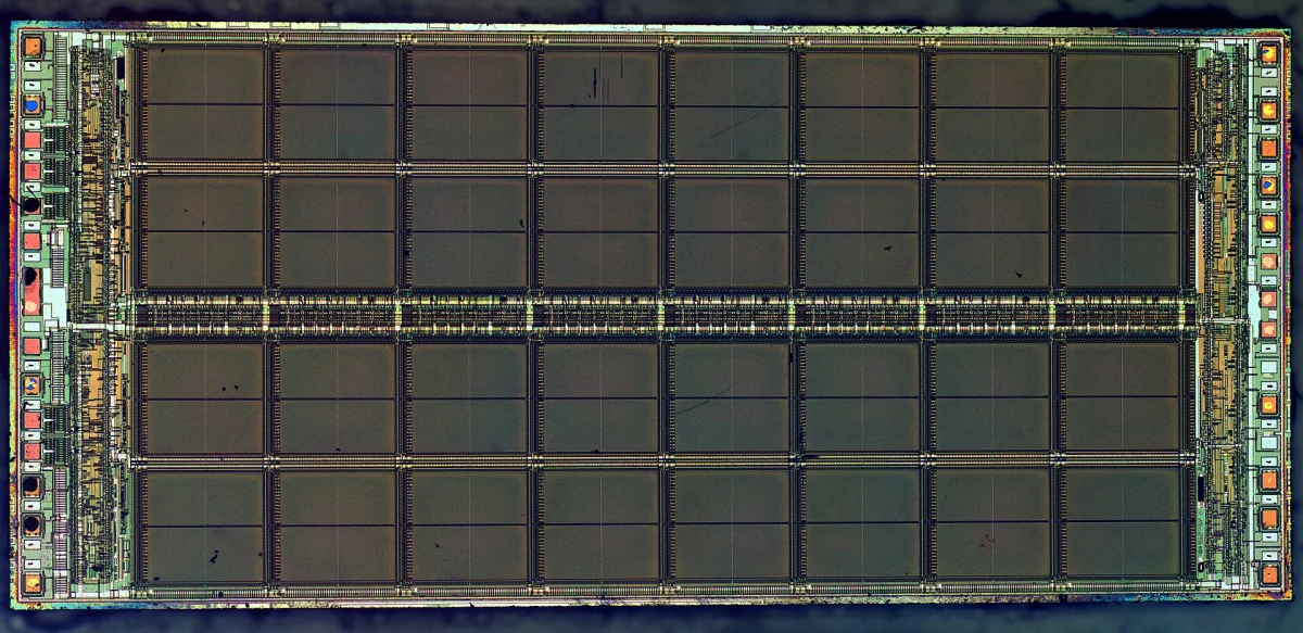 Photographie au microscope d'une puce de mémoire DRAM montrant ses matrices de cellules