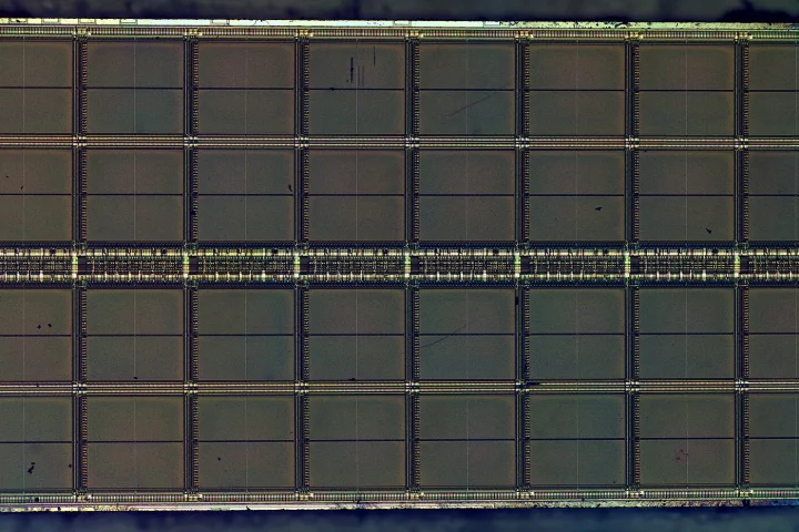 Photographie au microscope d'une puce de mémoire DRAM montrant ses matrices de cellules