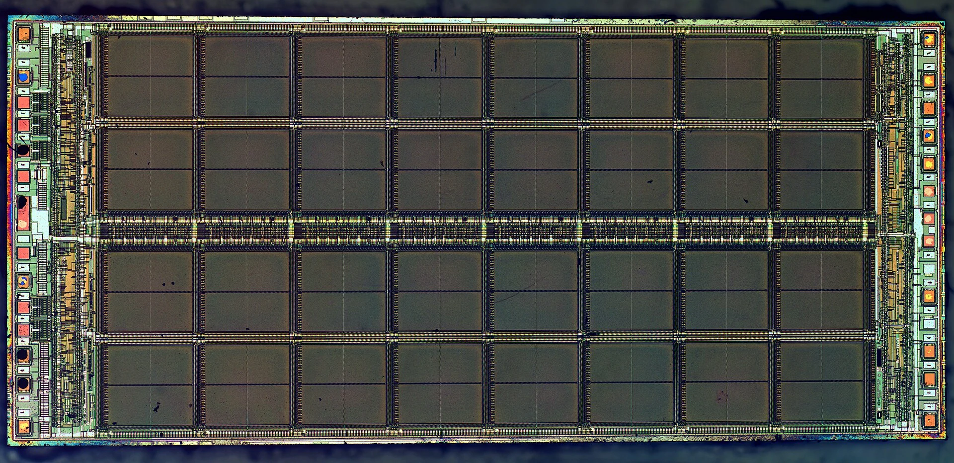 Photographie au microscope d'une puce de mémoire DRAM montrant ses matrices de cellules